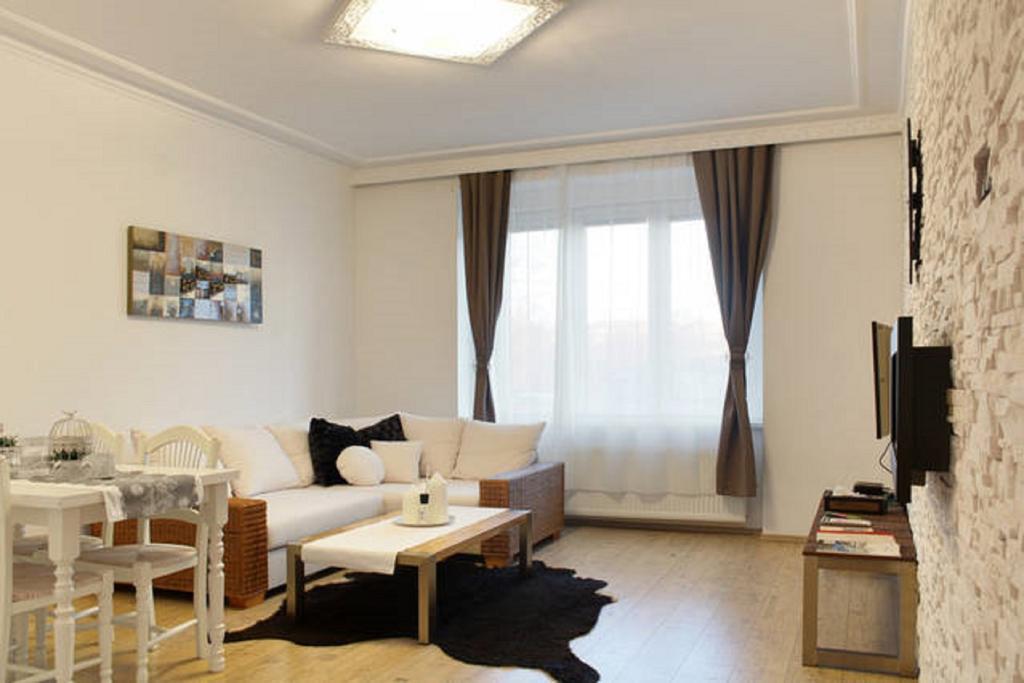 Apartment Argentinska 8 Praha Bagian luar foto